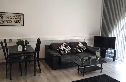 Castle Apartamento | Captivating 1-bed Apartment in Swansea