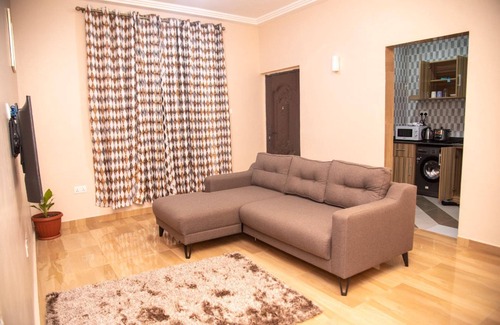 Tema Apartamento | Captivating 1-bed Apartment in Tema, com 25