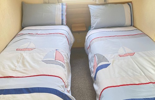 Clacton-on-Sea Cabina | Captivating 2-Bed Caravan in Clacton-on-Sea