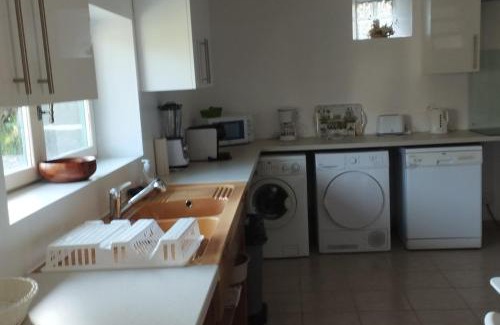 Kerien Casa | Captivating 2-Bed House with log burner in Kerien