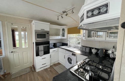 Caergeiliog Chalet De Esquí | Captivating 2-Bed Static Caravan on Private land
