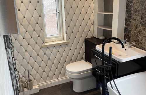Stanley Casa | Captivating 4-Bed House in Wakefield