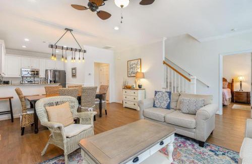 Garden City Casa | Captivating 4 bedroom House with Double Balconies and a Community Pool-Angler Villas 3