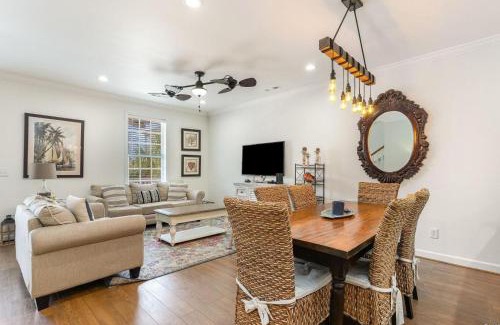 Garden City Casa | Captivating 4 bedroom House with Double Balconies and a Community Pool-Angler Villas 3
