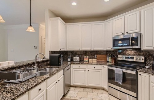 West Campus Apartamento | Captivating 4BR Haven with Park View near DT