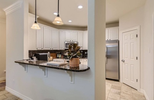 West Campus Apartamento | Captivating 4BR Haven with Park View near DT