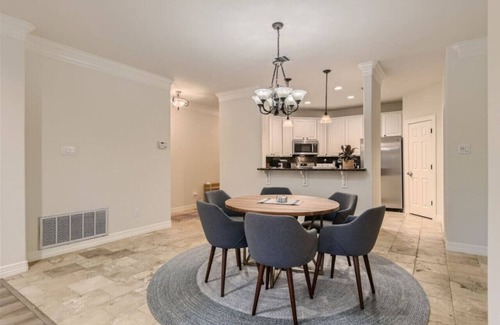 West Campus Apartamento | Captivating 4BR Haven with Park View near DT