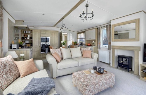 South Cerney Casa | Captivating Bluebell Lodge 2-bed Cotswolds Caravan