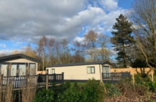 South Cerney Casa | Captivating Bluebell Lodge 2-bed Cotswolds Caravan