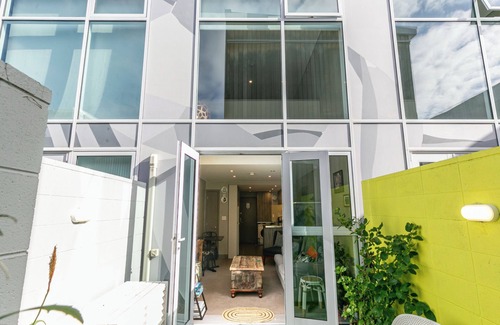Wellington Cabaña | Captivating Canvas - Wellington Central Apartment