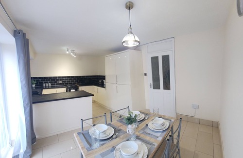 Newcastle-upon-Tyne Casa | Captivating 3-bed House in Newcastle Upon Tyne