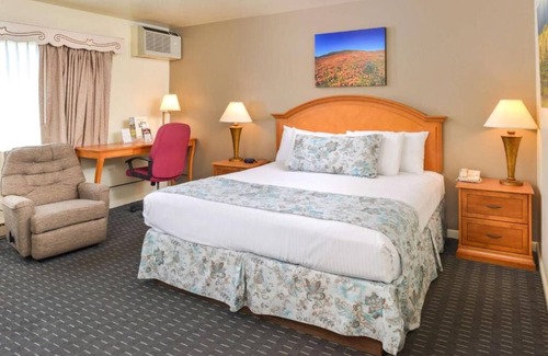 Solvang Hotel | Capture Solvang's Charm! 3 Spacious Units, Pool, Continental Breakfast, Parking!