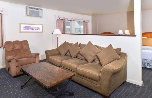 Solvang Hotel | Capture Solvang's Charm! 3 Spacious Units, Pool, Continental Breakfast, Parking!