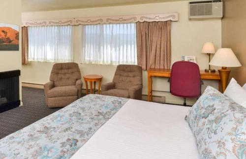 Solvang Hotel | Capture Solvang's Charm! 3 Spacious Units, Pool, Continental Breakfast, Parking!