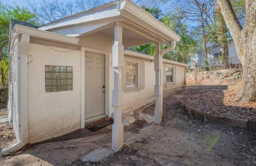 Athens Casa | Caras Cottage - 2 miles from Sanford Stadium