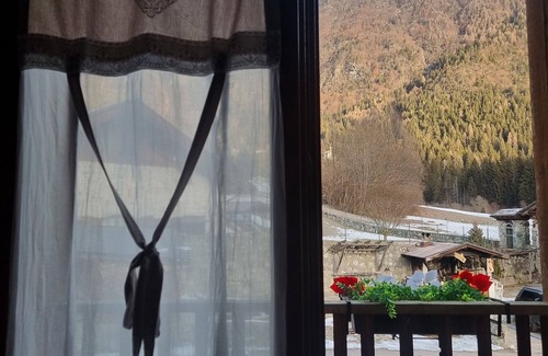 Pinzolo Alquiler De RV | Caravana 'Adamello 4' con vistas a la montaña, balcón y Wi-Fi