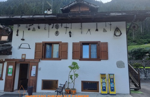 Pinzolo Alquiler De RV | Caravana 'Adamello 4' con vistas a la montaña, balcón y Wi-Fi