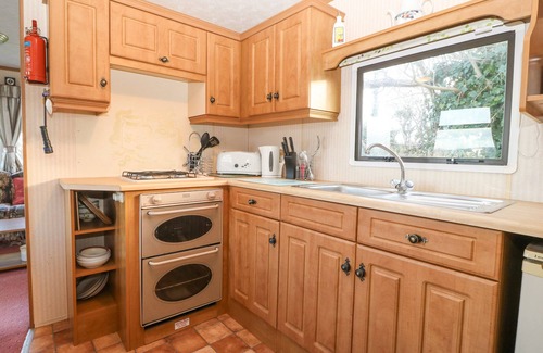 Bwlchtocyn Cabaña | CARAVAN AT CARTREF, family friendly, with a garden in Abersoch