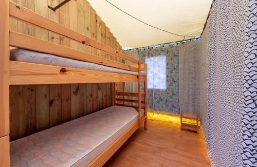 Saint-Gildas-de-Rhuys Alquiler De RV | Caravan 'Bungalow Toile Au Calme' with Private Terrace