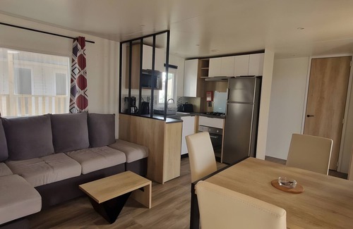 Canet-Plage Alquiler De RV | Caravana 'Cosy Vue Sur L'étang' con vistas al mar, piscina compartida y aire acondicionado