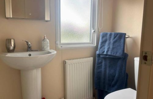 Holcot Casa | Caravan in Holcot - Sleeps 6 - Pet Friendly
