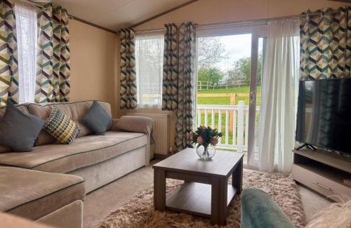 Holcot Casa | Caravan in Holcot - Sleeps 6 - Pet Friendly