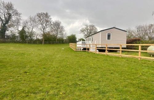 Holcot Casa | Caravan in Holcot - Sleeps 6 - Pet Friendly