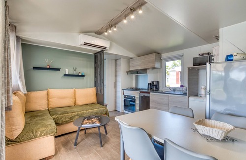 Vias Alquiler De RV | Caravana 'La Carabasse' con terraza privada y aire acondicionado