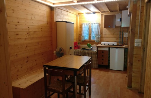 Palazzuolo sul Senio Alquiler De RV | Caravana "Le Sorgenti - Chalet 42" con vistas a la montaña y jardín privado