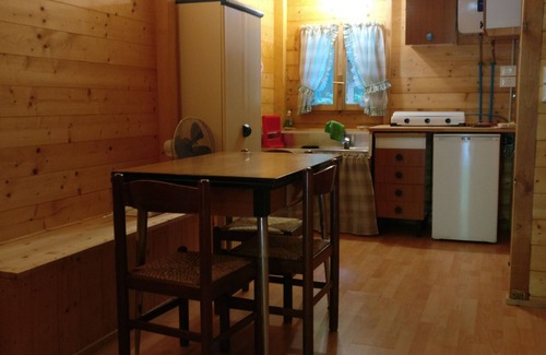 Palazzuolo sul Senio Alquiler De RV | Caravana "Le Sorgenti - Chalet 42" con vistas a la montaña y jardín privado