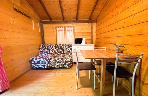 Palazzuolo sul Senio Alquiler De RV | Caravana "Le Sorgenti - Chalet 57" con vistas a la montaña y jardín privado