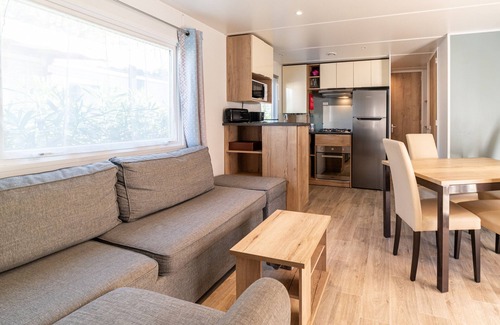 La Cote Radieuse Alquiler De RV | Caravana 'Mobilhome Canet En Roussillon' con vistas a la montaña y piscina compartida