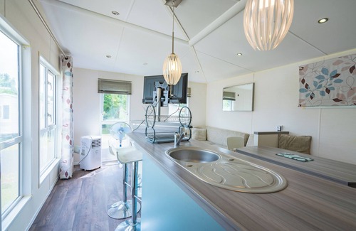 Coulanges Alquiler De RV | Caravan 'Mobil-home Excellence - 3 Chambres' with Shared Pool, Wi-Fi and Air Conditioning