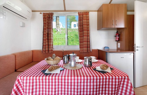 Pratolungo Alquiler De RV | Caravana 'Mobile Home Comfort Standard' con vistas al lago, piscina compartida y Wi-Fi