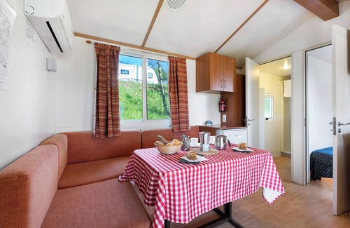 Pratolungo Alquiler De RV | Caravana 'Mobile Home Comfort Standard' con vistas al lago, piscina compartida y Wi-Fi