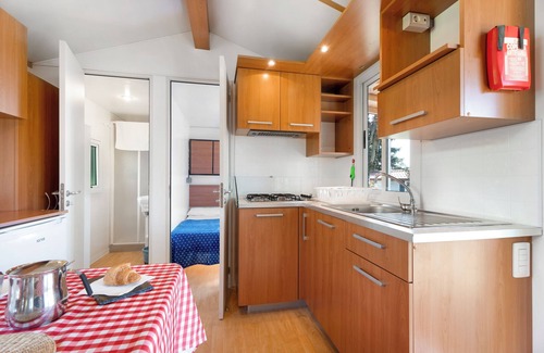 Pratolungo Alquiler De RV | Caravana 'Mobile Home Comfort Standard' con vistas al lago, piscina compartida y Wi-Fi