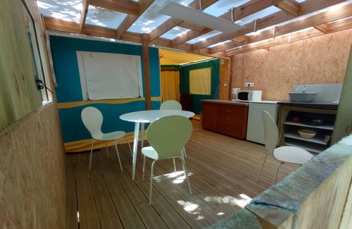 Saint-Gildas-de-Rhuys Alquiler De RV | Caravan 'Tente Aménager 4 Personnes' with Private Terrace