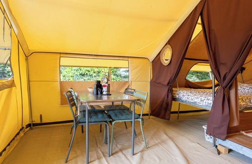 Clohars-Fouesnant Alquiler De RV | Caravana 'Tente Lodge Calme, Nature, Piscine' con piscina compartida y jardín compartido