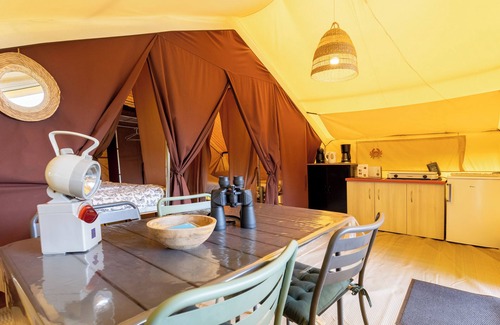 Clohars-Fouesnant Alquiler De RV | Caravana 'Tente Lodge Calme, Nature, Piscine' con piscina compartida y jardín compartido