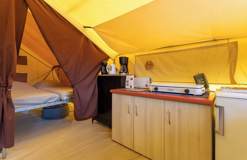 Clohars-Fouesnant Alquiler De RV | Caravana 'Tente Lodge Calme, Nature, Piscine' con piscina compartida y jardín compartido