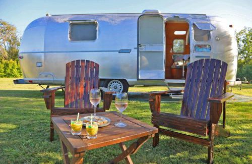 Saint-Loubes Otro | Caravane Airstream bord de lac