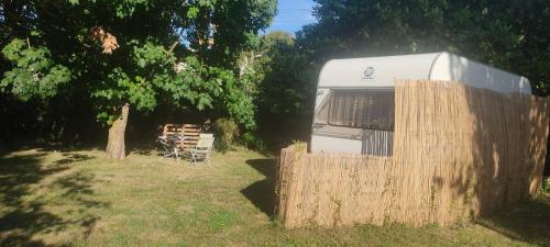 Vandre Otro | Caravane années 80 dans la verdure au Domaine des Oiseaux