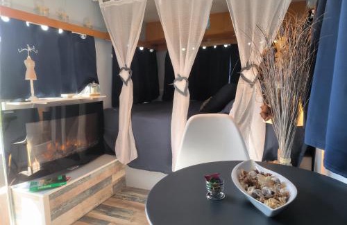 Lapalisse Otro | Caravane romantique " La Seventies" avec jacuzzi privatif