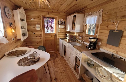 Uzes Chalet De Esquí | Caravans & SPA of the Pont des Charrettes