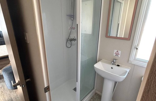 Newquay Cabina | Caravansleeps4-beachfront-garden-patio