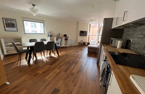 Castle Quarter Apartamento | Cardiff City Centre Apartment (with parking)