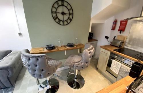 Llandaff North Casa | Cardiff Coach House with Hot Tub & Log Fire
