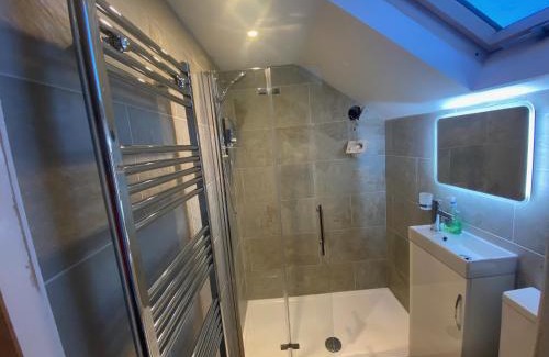 Llandaff North Casa | Cardiff Coach House with Hot Tub & Log Fire