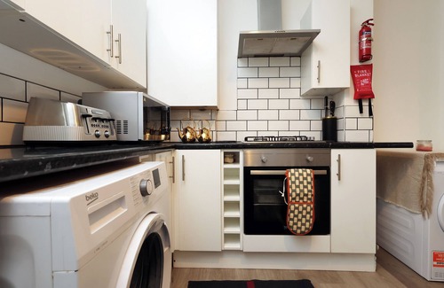 Adamsdown Casa | Cardiff Guesthouse & On-Street Parking