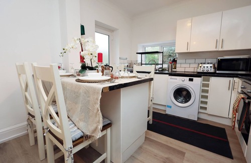 Adamsdown Casa | Cardiff Guesthouse & On-Street Parking